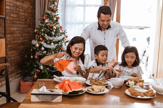 家で一緒にクリスマスを祝うアジアの幸せな家族