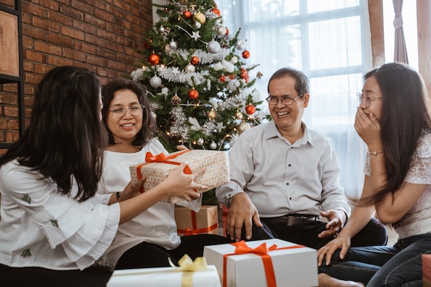 家で一緒にクリスマスを祝うアジアの幸せな家族