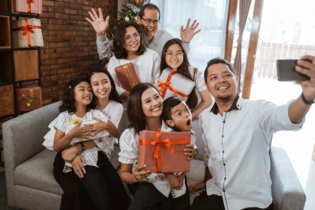 Азиатская счастливая семья празднует Рождество вместе дома