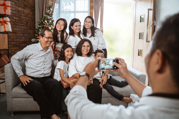 家で一緒にクリスマスを祝うアジアの幸せな家族