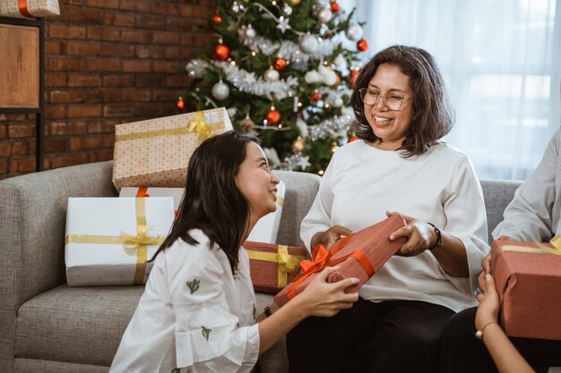 家で一緒にクリスマスを祝うアジアの幸せな家族