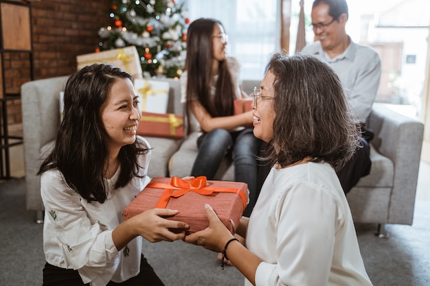 家で一緒にクリスマスを祝うアジアの幸せな家族