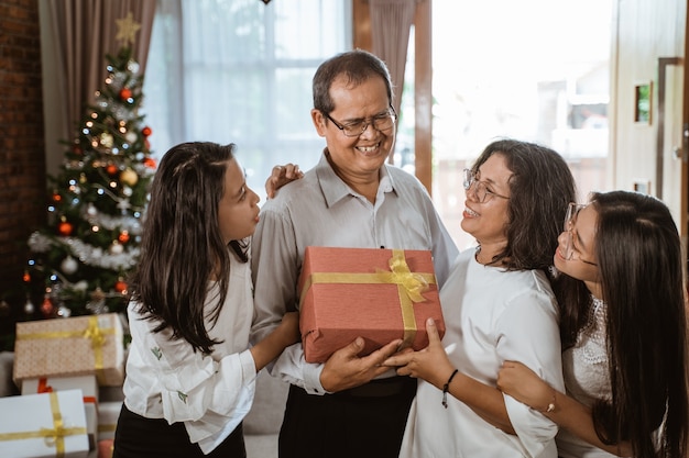 家で一緒にクリスマスを祝うアジアの幸せな家族