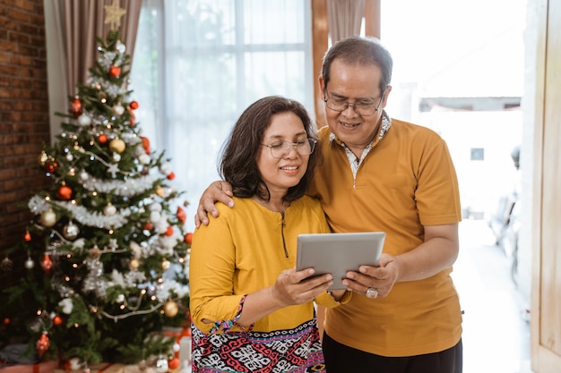 家で一緒にクリスマスを祝うアジアの幸せな家族