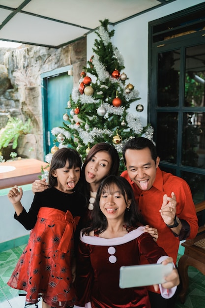 家で一緒にクリスマスを祝うアジアの幸せな家族