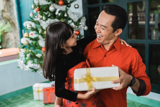 家で一緒にクリスマスを祝うアジアの幸せな家族