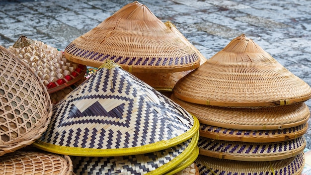 中国の市場でのアジアの帽子の販売。これはお土産に人気のあるものです