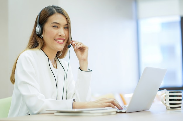 アジアのヘルプデスクの女性働く