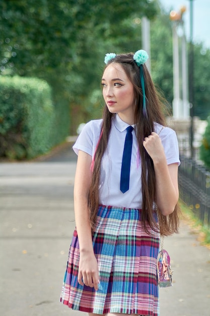 사진 산책 중인 아시아 고등학교 소녀