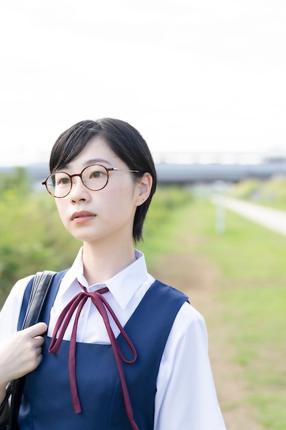 Азиатская школьница с короткими черными волосами в очках