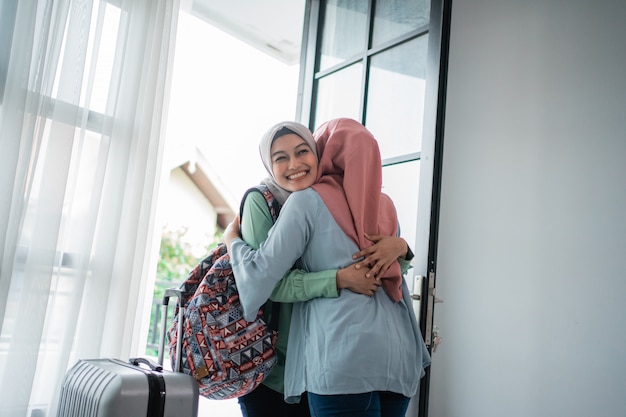 아시아 히잡 젊은 여성은 그들의 어머니를 만나서 행복합니다
