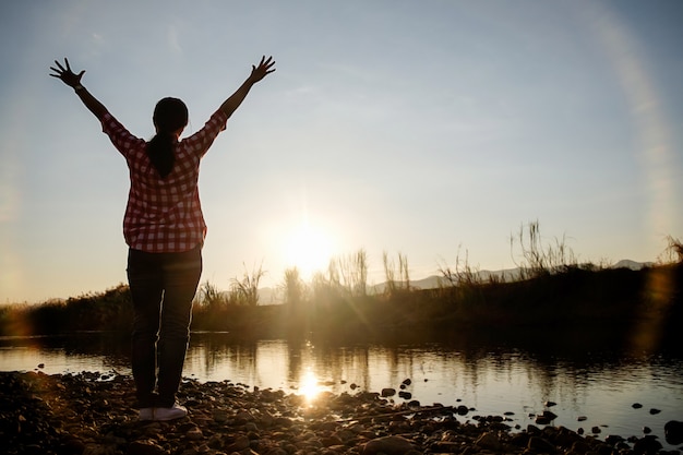 Photo asian hipster cute teen girl enjoying sunrise outside the tent. camping in forest.