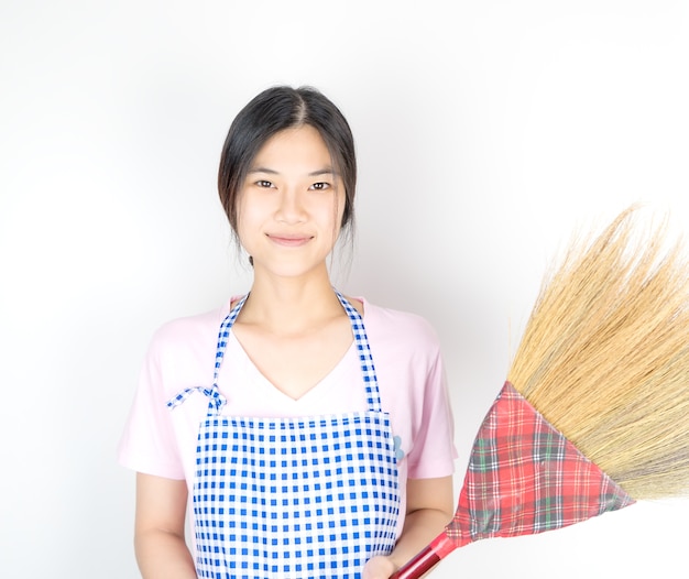 写真 アジアの家庭医のメイドが清掃のためにほうきを保持しています