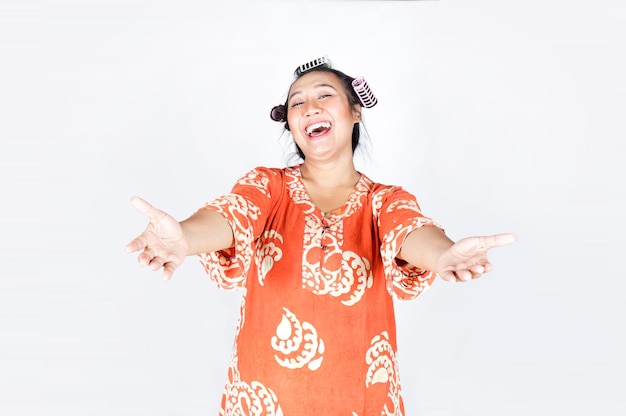 Выражение лица азиатской индонезийской домохозяйки в оранжевом домашнем платье Бесплатные объятия