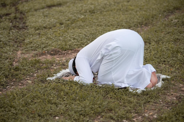 Preghiera dell'uomo islam asiaticopreghiera dei giovani musulmaniconcetto di festival del ramadan