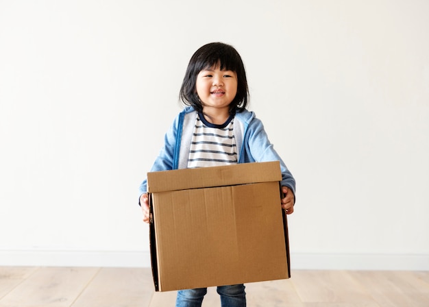 Азиатский ребенок помогает двигаться домой