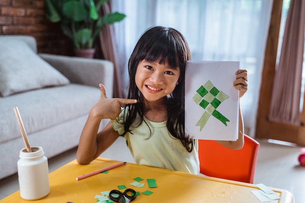 Bambino asiatico che fa la carta di eid mubarak