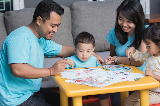 Pittura e disegno asiatici del bambino