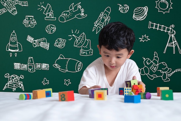 Bambino asiatico che gioca giocattolo con l'avventura spaziale e scientifica, disegnata a mano