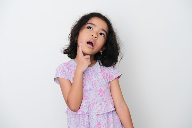 Photo asian kid showing thinking gesture