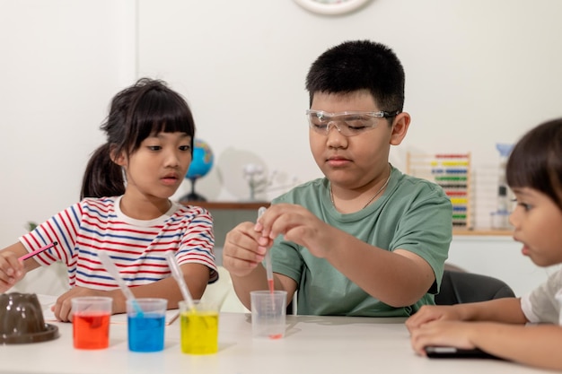 Азиатские дети проводят химические эксперименты у себя дома