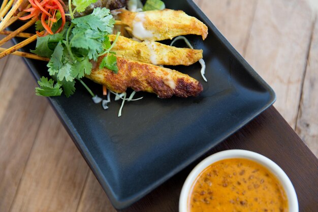 アジアのキッチン、食べ物、料理、料理のコンセプト – レストランのプレートに揚げたスナックの接写