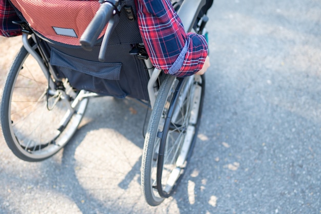 公園で車椅子のアジアの女性