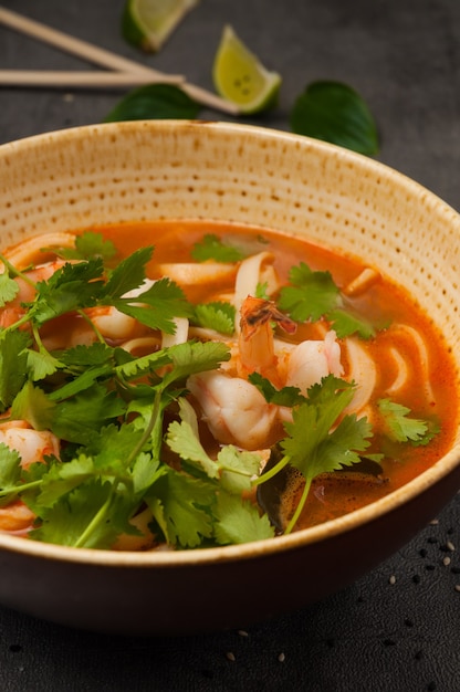 Азиатский суп лакса с лапшой и морепродуктами