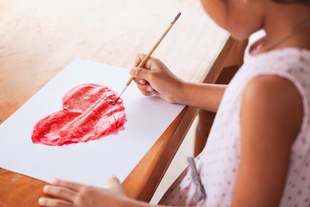 아시아 작은 아이 소녀 그리기 재미와 행복 발렌타인 카드에 대한 마음을 그린
