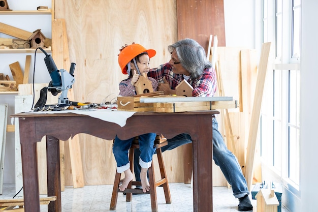 Bambina asiatica carpentiere che lavora sulla lavorazione del legno in falegnameria falegname che lavora su artigianato in legno in officina materiale da costruzione mobili in legno bambina asiatica lavora in una falegnameria