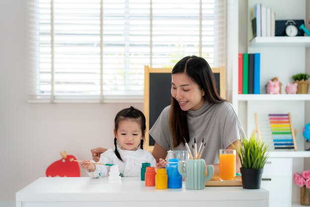 숙제를 하 고 아시아 소녀와 그녀의 어머니