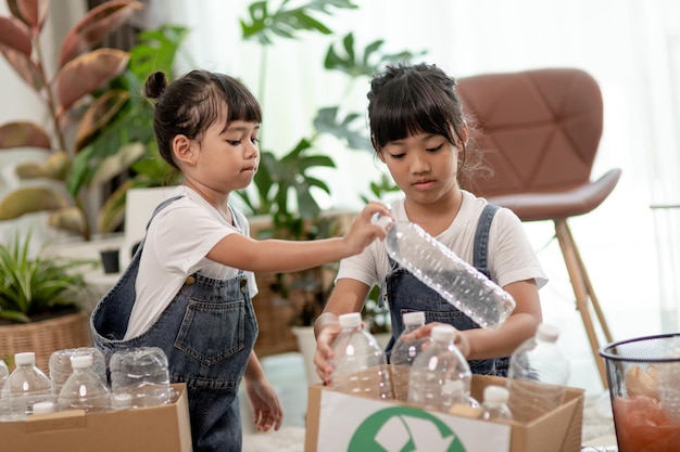 Photo asian little girl is separate trash to recycle