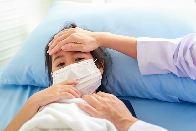 Foto bambina asiatica sdraiata malata in un letto d'ospedale concetto di malattia infantile assistenza sanitaria infantile la diffusione del virus servizi medici ospedalieri