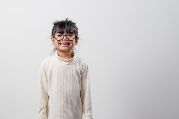 Азиатская маленькая девочка думает что-то выбрать фокус неглубокой глубины резкости с копией пространства