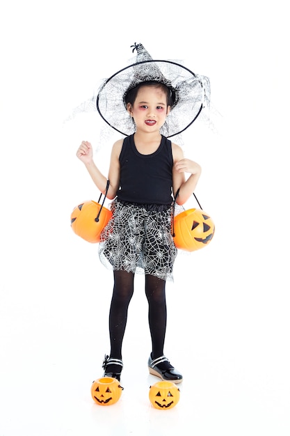 Foto bambina asiatica che porta il costume di halloween