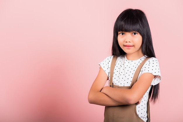 Photo asian little kid 10 years old smiling with arms crossed