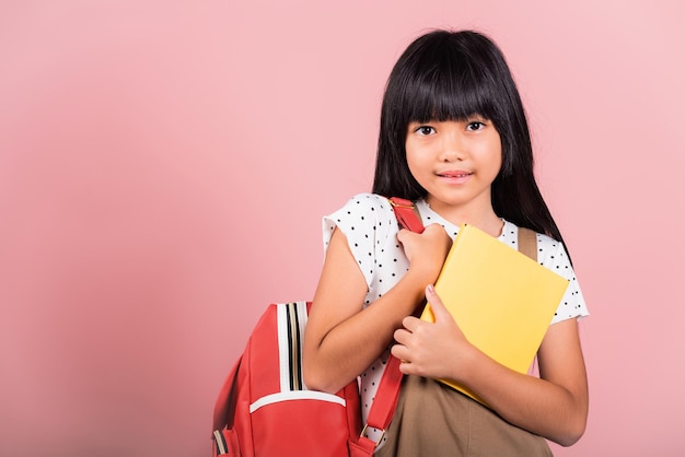 Il ragazzino asiatico di 10 anni con lo zaino è pronto per il ritorno a scuola