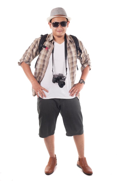 Азиатский мужчина с рюкзаком, турист в шляпе, черные солнцезащитные очки, камера и рюкзак, улыбающийся счастливый жест.