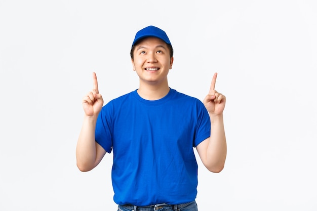 青い制服を着たアジア人男性宅配便