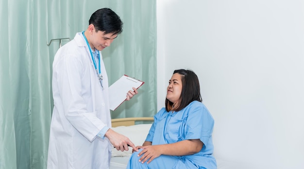 Photo asian male doctor is inquiring about a female patient check the bones and knee injuries to people health care and osteoarthritis concept