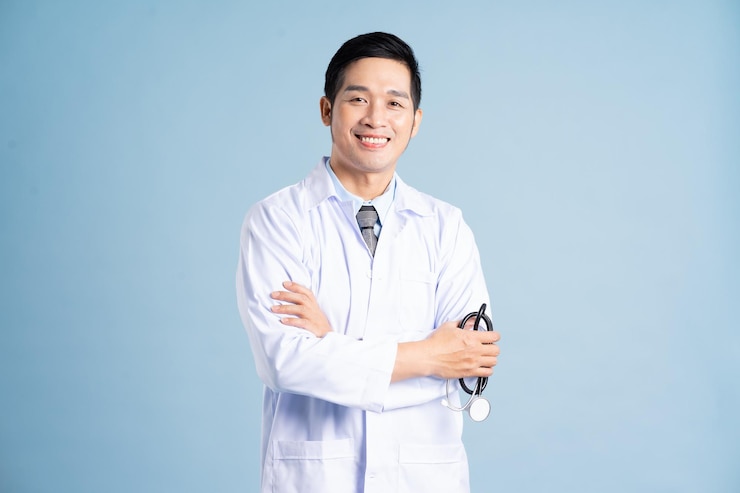 Photo 파란색 배경에 아시아 남성 의사 초상화