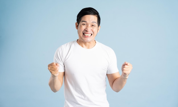 파란색 배경에 포즈 아시아 남성 초상화