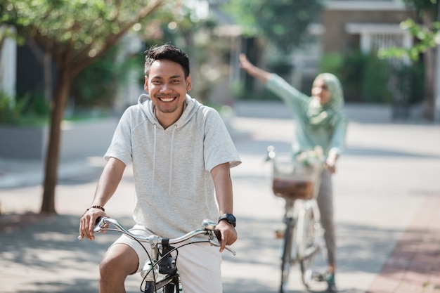 自転車に乗るアジア人男性