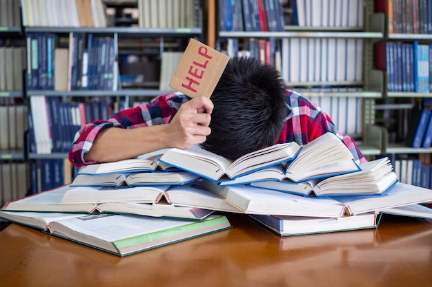 아시아 남성 학생은 피곤하고 시험 준비를 위해 스트레스