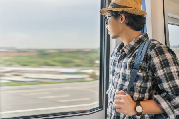 電車でアジア人の袋パックの観光客。