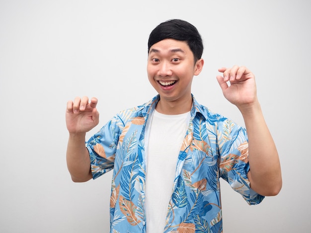 휴일에 대해 춤을 추는 아시아 남자 파란색 셔츠 행복한 감정