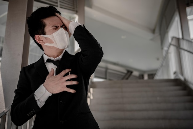 태국 시의 아시아 남자 비즈니스 감염자로부터 보호 의료 마스크 covid19 또는 코로나바이러스를 착용한 잘생긴 남자코로나 보호 세계와 사람들을 위해 바이러스 경고 중지