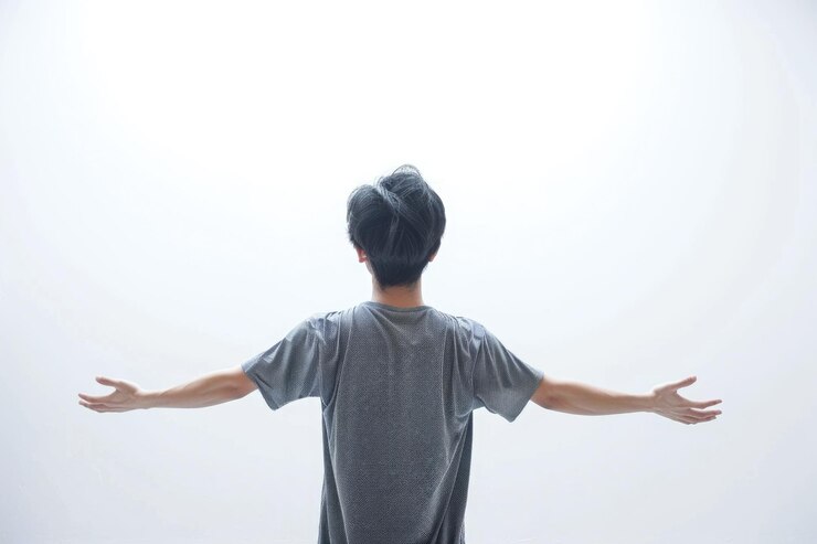 Photo 캐주얼 셔츠 를 입은 아시아인 남자 가 팔 을 고 뒤집어 서 있다