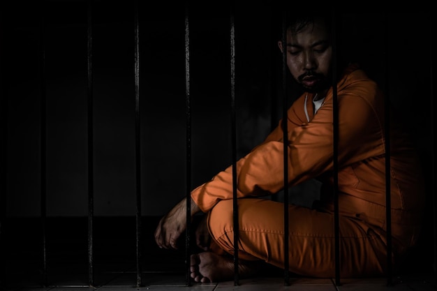 写真 鉄の囚人の概念に必死のアジア人タイの人々自由になることを望んでいる刑務所に投獄されている深刻な囚人