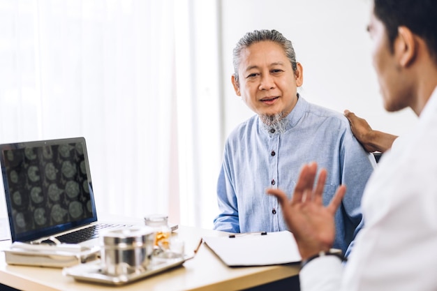 Il servizio medico dell'uomo asiatico aiuta a sostenere la discussione e la consulenza parlare con il paziente asiatico anziano durante l'incontro con l'assistenza sanitaria espressa concetto di fiducia in ospedale. assistenza sanitaria e medicina